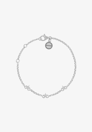 Pulsera de cadena de plata con cinco pequeños acentos en forma de estrella. Incluye un cierre de langosta y una etiqueta circular con texto adjunto.