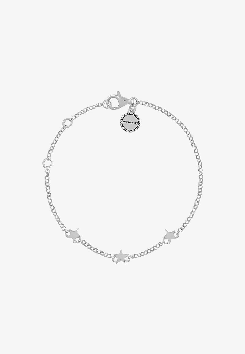 Pulsera de cadena de plata con cinco pequeños acentos en forma de estrella. Incluye un cierre de langosta y una etiqueta circular con texto adjunto.