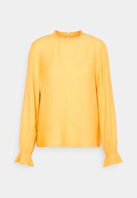 Blusa amarilla de mangas largas, de tejido ligero, con cuello alto, puños con volantes, corte recto y cierre en la parte posterior para facilitar su uso.