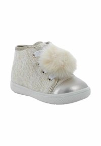 Sneaker alte beige chiaro con tomaia in tessuto texture, punta metallica argento e un accento di pompon bianco soffice sui lacci.