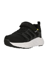 Schwarzer Sport sneaker mit weißer strukturierten Sohle, Obermaterial aus Mesh und synthetischem Material, verstellbarem Klettverschlussriemen und Zuglasche an der Ferse.