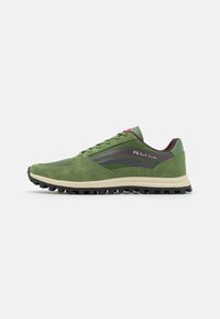 Grüne Wildleder- und Stoffturnschuhe mit schwarzem Profil, cremefarbener Sohle, kastanienbraunen und blauen Streifen sowie "PS Paul Smith"-Logo an der Seite.
