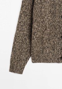 Cardigan marrone a maglia con un design testurizzato, dotato di chiusura a bottoni e polsini a coste, realizzato in filato spesso per garantire calore.