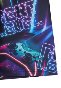 T-shirt grafico con un design colorato, testo al neon e un controller di gaming, su uno sfondo scuro con effetti di illuminazione dinamici.