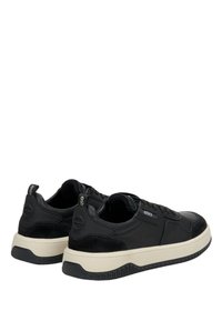 Černé kožené tenisky s semišovými akcenty, texturovanou gumovou podrážkou, zaobleným tvarem a šněrovacím designem. Zahrnují logo detail na patě.