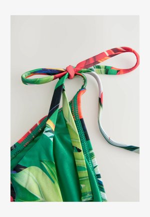 Grüner Bikini-Oberteil mit blumenverziertem Band in lebhaften Farben, glatter Textur und genähten Kanten. Das Design umfasst verstellbare Träger.