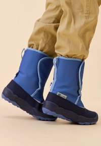 Blaue Winterstiefel mit hohem Design, aus wasserdichtem Material. Mit einer marineblauen Gummisohle und hellblauen Akzenten an den Kanten.
