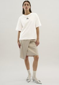 Karen by Simonsen PERRY TEE - Apdrukāts T-krekls - bright white