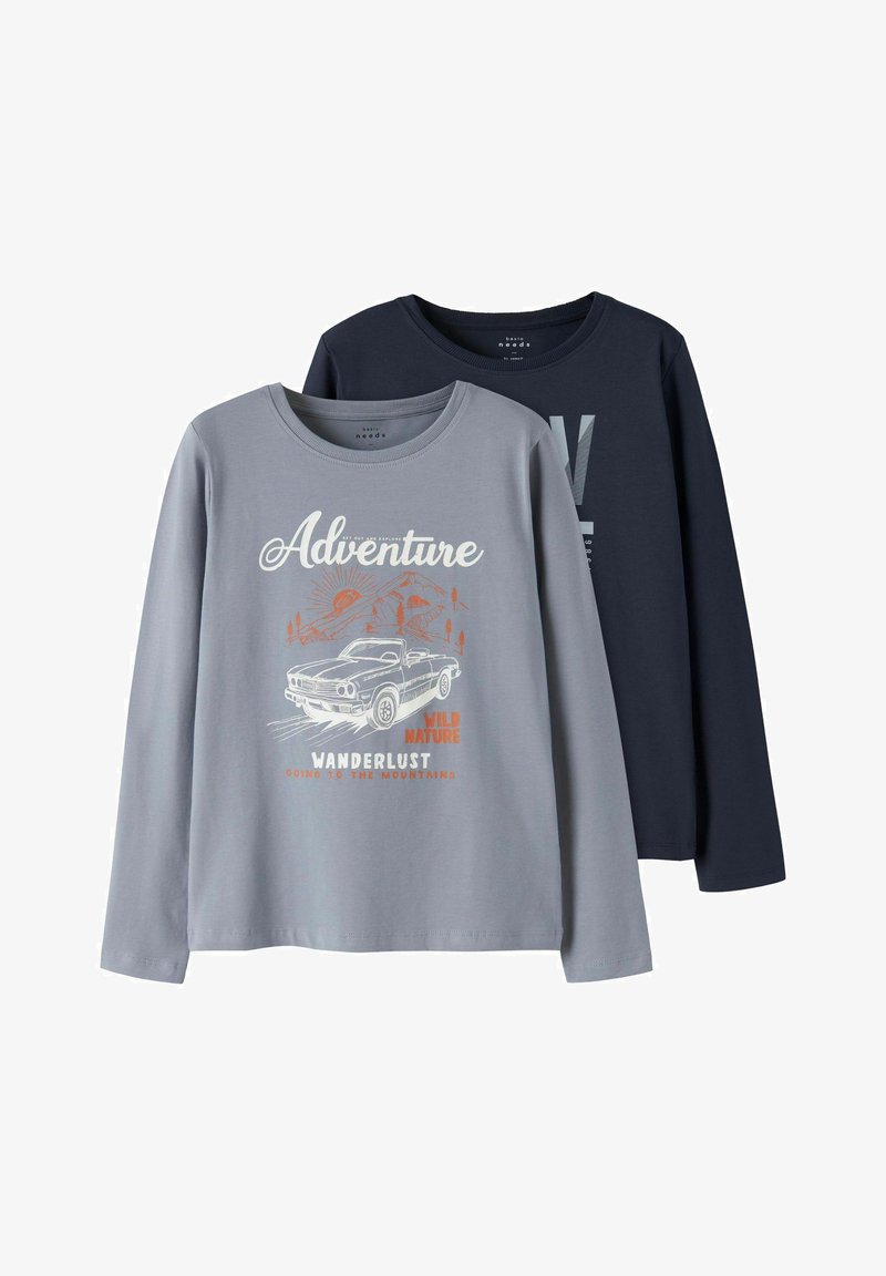Två långärmade T-shirts: en grå med en bilgrafik och text, den andra marinblå med stora tryckta bokstäver. Material av bomullsblandning.