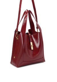 Borsa a mano in pelle verniciata rossa con design strutturato, dotata di chiusura in metallo color oro, doppie tracolle per la spalla e interno spazioso.