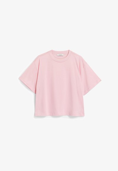 Pink cropped t-shirt made of soft cotton, featuring a round neck and short sleeves, with a relaxed fit and no visible patterns or accents.