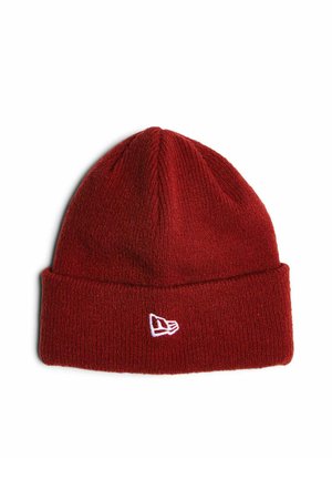 Beanie rosso lavorato a maglia con orlo ripiegato e logo ricamato bianco. Presenta una superficie leggermente texturizzata e una corona affusolata.