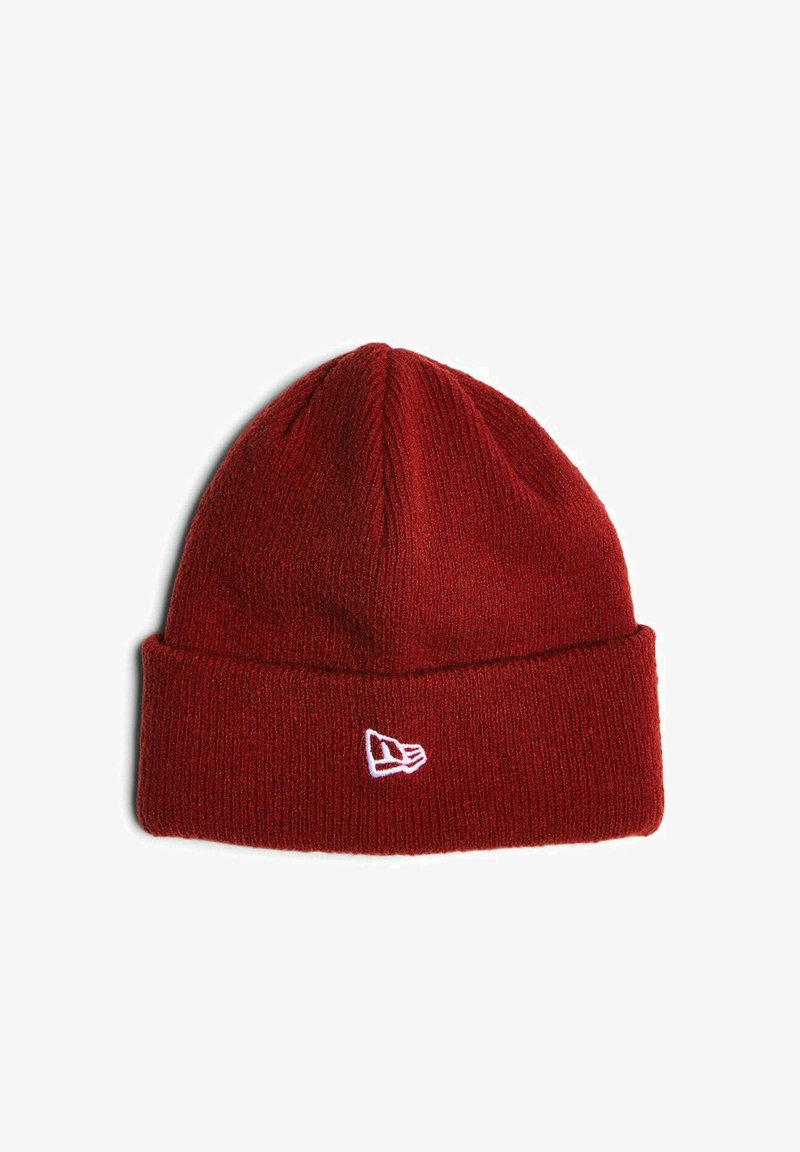 Beanie rosso lavorato a maglia con orlo ripiegato e logo ricamato bianco. Presenta una superficie leggermente texturizzata e una corona affusolata.