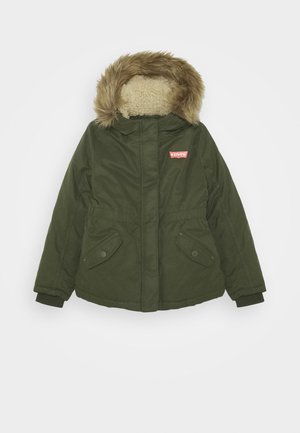 Parka verde oliva con cappuccio foderato in pelliccia, chiusura con zip, due tasche frontali e un patch con il logo rosso di Levi's sul petto. Tessuto con una texture liscia.
