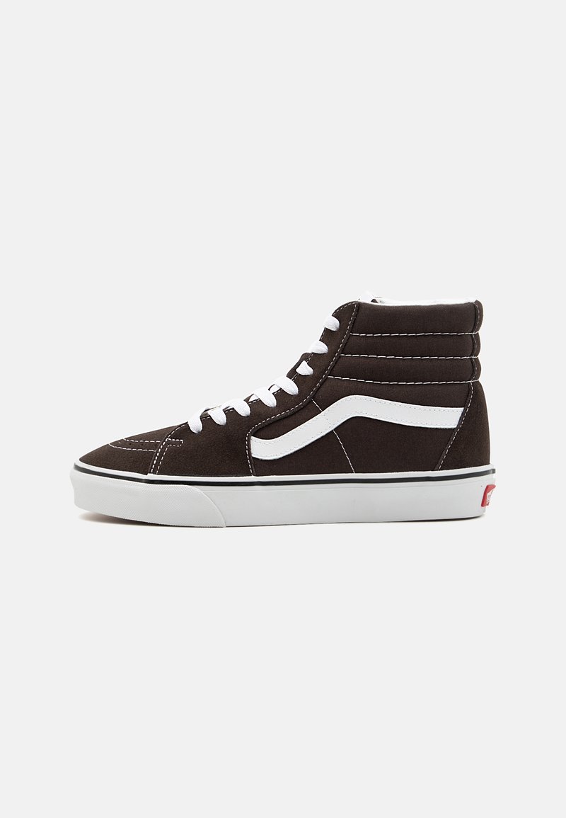 High-Top-Sneaker aus dunkelbraunem Wildleder mit weißen Akzenten, ausgestattet mit einem gesteppten Design und einer weißen Gummisohle.