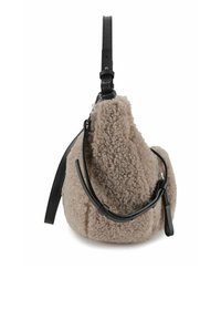 Borsa beige texturizzata realizzata in materiale soffice con tracolla in pelle nera. Forma arrotondata con profilo curvo e dettagli hardware minimalisti.