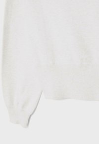 Pull en maille gris clair à coupe décontractée, avec poignets et ourlet côtelés, confectionné dans un tissu doux à texture subtile.