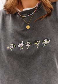 Šedá mikina s pěti kreslenými postavičkami s černými a zelenými akcenty, tištěnými v řadě na přední straně. Měkká textilie.