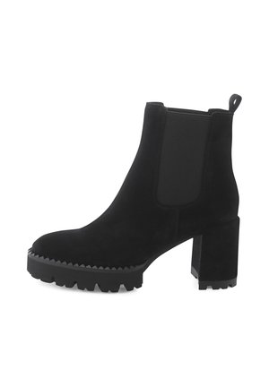 Botte à cheville en daim noir avec un talon bloc épais, des panneaux élastiques sur les côtés et une semelle en caoutchouc en zigzag pour une meilleure adhérence.