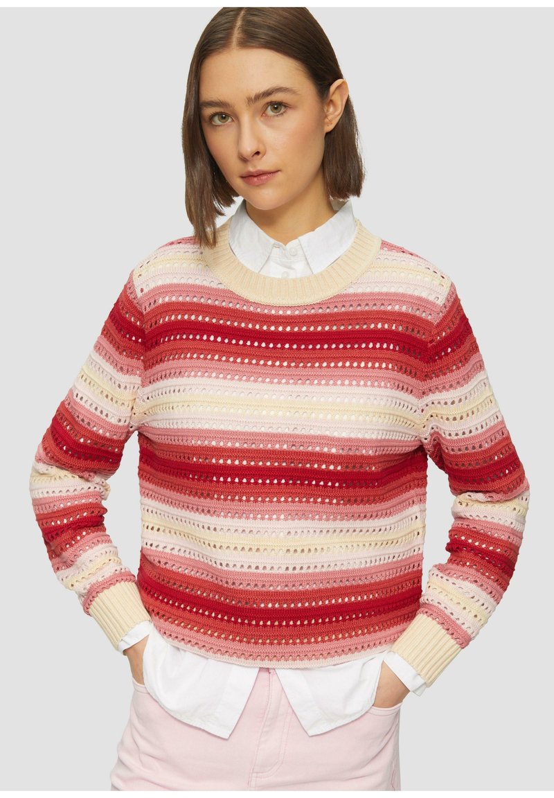 Strickpullover mit horizontalen Streifen in Rottönen, Rosa und Creme. Verfügt über einen runden Halsausschnitt und gerippte Bündchen. Leichtes, strukturiertes Design.