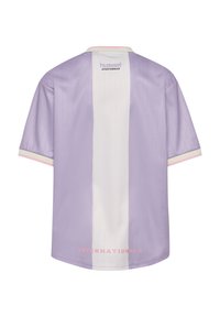 Lila sporttröja med ett vertikalt vitt rand, korta ärmar och "INTERNATIONALS" tryckt i rosa vid nederkant. Lätt material.