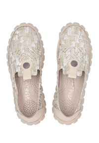 Lichtbeige instapschoenen met een gepatternde bovenkant, gestructureerde afwerking, ronde accenten en een dikke, gestructureerde rubberen zool.