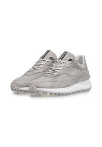 Zapatillas de deporte gris de ante y malla con una suela de goma blanca, con suela redonda y un acento de logo en la lengua y el lateral. Diseño con cordones.