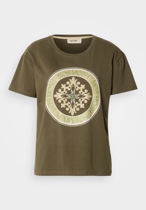 Tricou din bumbac de culoare verde oliv, prezentând un broderie decorativă circulară în auriu și verde, cu textul "MOS MOSH" în jurul marginii. Decolteu rotund.