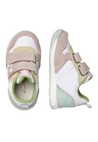 Scarpe multicolori per bambini con una parte superiore sintetica bianca, dettagli in suede rosa, verde e beige, e doppie fascette in Velcro per la chiusura.