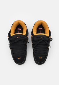 Globe SABRE - Sapatilhas - black/toffee