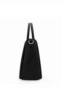 Bolso de mano de piel negra, forma triangular, textura suave, con un acento de anillo metálico plateado en la parte superior y dos asas resistentes.