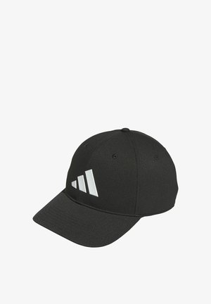 Černá čepice z texturované látky s prohnutým kšiltem a třemi bílými diagonálními pruhy na přední levé straně. Šest průduchů pro větrání.