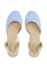 Parte superiore in tela blu, tacco in tessuto beige, cinturino alla caviglia con dettagli dorati, punta arrotondata, soletta testurizzata, design leggero.