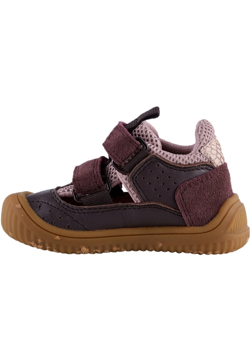 Tumma violetti ja beige lasten kenkä, jossa on verkko- ja nahkaosuuksia, kahdella säädettävällä hihnalla ja teksturoidulla kumipohjalla.