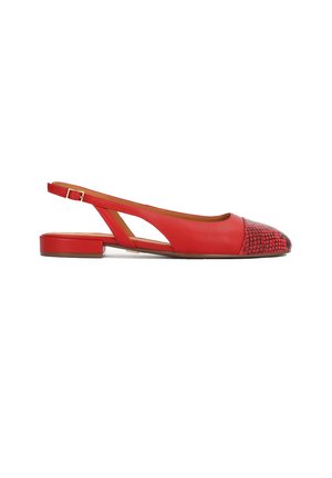 Chaussure plate slingback en cuir rouge avec un petit talon et une coque de pointe texturée noir et rouge, vue de profil sur fond blanc.