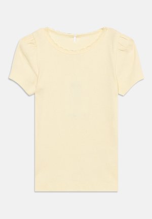 Kremfarvet kortærmet ripstrikket top med diskrete pufærmer og bølget kant rundt en rundet halsudskæring.