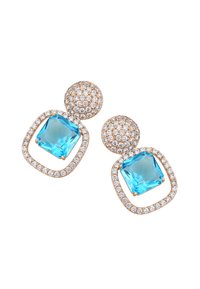 Orecchini dorati con una parte superiore rotonda e una pietra quadrata di colore azzurro chiaro. Circondati da cristalli trasparenti, presentano un design testurizzato.