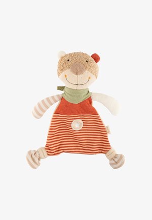 Weicher, plüschiger Bären-Spielzeug mit einem texturierten Gesicht, trägt ein gestreiftes orange-beiges Outfit, einen grünen Schal und ein rundes Knopfdetail.