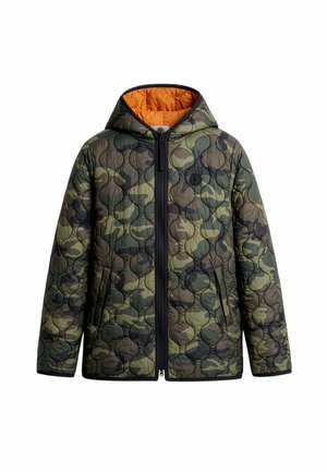 Veste de camouflage matelassée avec une fermeture éclair noire sur le devant, une capuche et une doublure orange vif.