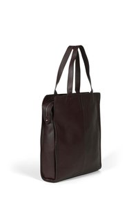Borsa a mano in pelle bordeaux scuro con una finitura testurizzata, dotata di due manici resistenti e una tasca con zip laterale per il riposto.