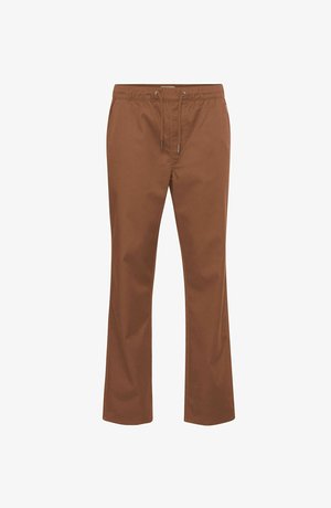 Pruunid, kerged nööriga püksid, mis on lõdva lõikega, elastse vöökoha ja sileda tekstuuriga. Ei ole nähtavaid mustreid ega aktsente.