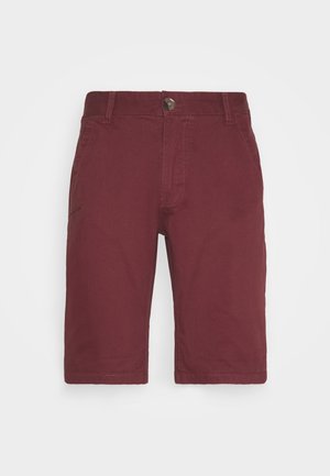 Shorts bordeaux longueur genou avec fermeture boutonnée et zip à l'avant, passants de ceinture et poches latérales, présentés sur fond blanc.
