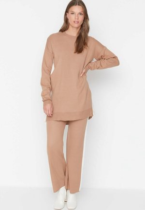 ZESTAWY NA CO DZIEŃ I KOMFORT - Tracksuit - brown