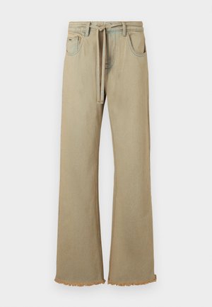 Jeans bej cu picior larg, cu un tiv nefinisat, fabricate din denim, având o curea și patru buzunare. Textură netedă cu detalii de cusătură vizibile.
