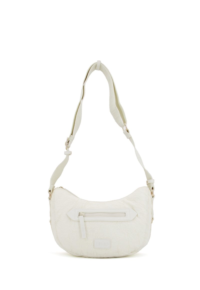 Borsa a spalla sintetica bianca con texture in rilievo, forma curvata, tasca frontale con zip e tracolla regolabile, caratterizzata da dettagli in metallo dorato.