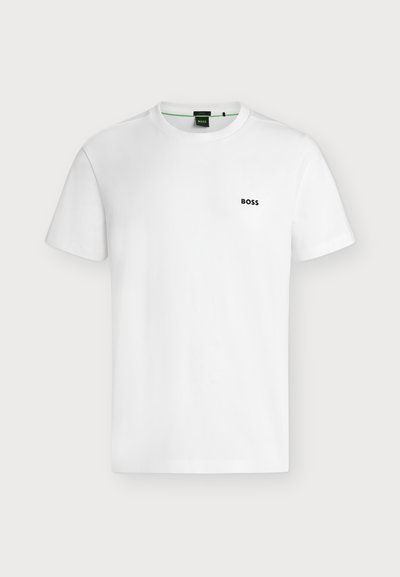T-shirt blanc uni à manches courtes avec un petit logo noir "BOSS" sur la poitrine gauche, présenté sur un fond clair.