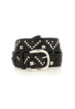 Cintura in pelle nera con motivi geometrici in rilievo, borchie argentate e una fibbia metallica rotonda. Superficie testurizzata con elementi decorativi.