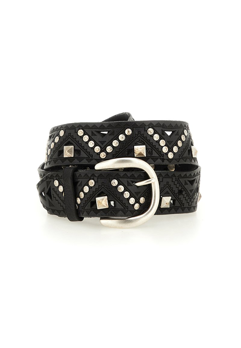 Cintura in pelle nera con motivi geometrici in rilievo, borchie argentate e una fibbia metallica rotonda. Superficie testurizzata con elementi decorativi.