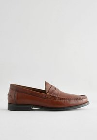 Brune læder loafers med en glat tekstur, forlænget form, dekorativ syning og en lav sort gummisål, der har et penny-slot design.
