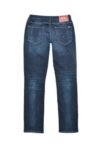 Jeans de mezclilla azul oscuro con corte recto, que cuentan con dos bolsillos traseros y pequeños desgastes en las piernas. Etiqueta de marca roja en la cintura.